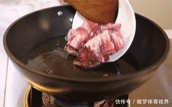 排骨焯水后又腥又柴?看完大厨的正确操作,才知自己用错“水”了