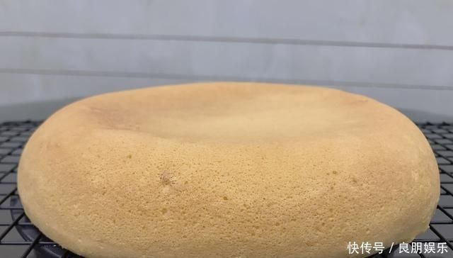 做电饭锅蛋糕,不需要加酵母,一样可以做出鲜香、软嫩的蛋糕