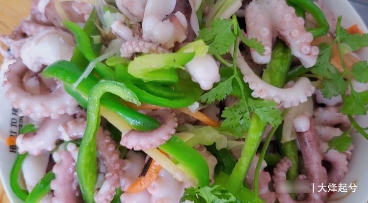 八爪鱼一炒就老，很多人做不好，海边人教你正确做法，鲜嫩又脆爽