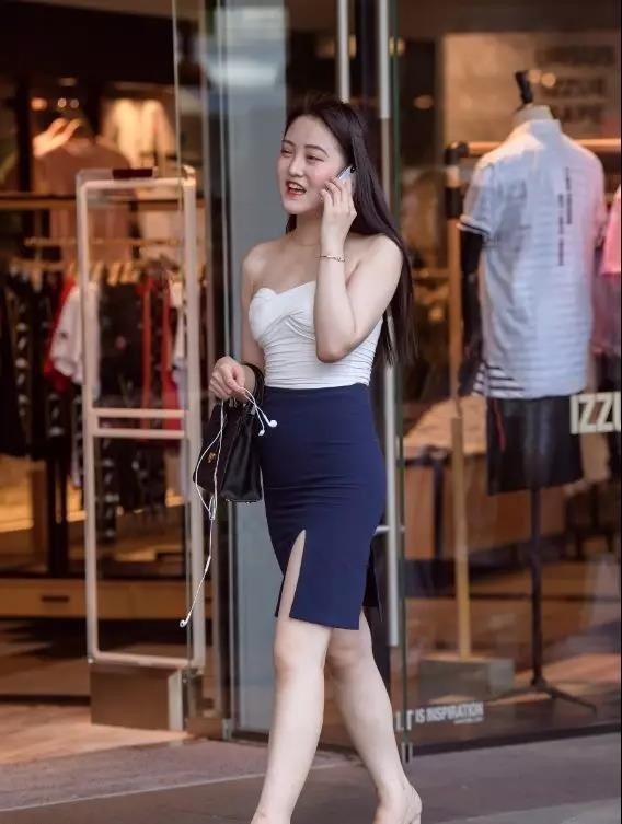 街拍清新靓丽的小姐姐,散发出娇俏女人味,甜