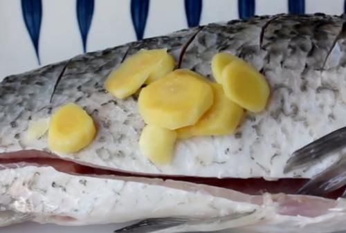  煎鱼时，别着急下锅，多加2步骤，不破皮，不粘锅，肉质鲜嫩又好吃