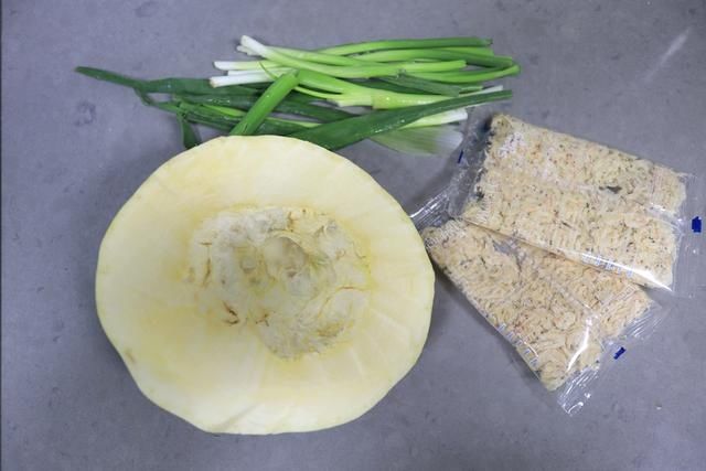 1锅南瓜馅包子2种吃法,软嫩酥嫩让人惊喜,老妈夸我真会吃