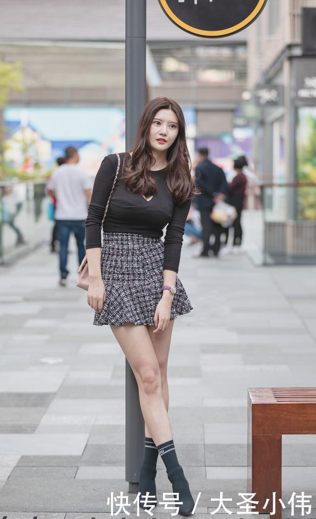 美女街拍黑色的长袖T恤,长筒的黑色细跟高跟鞋,性感迷人