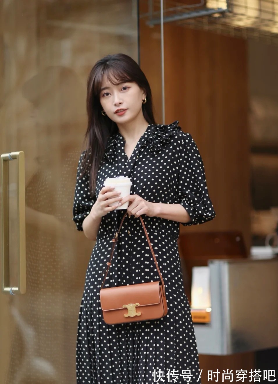 时髦 穿腻了极简风、基础款,春天换成“波点元素”时髦搭配,元气减龄