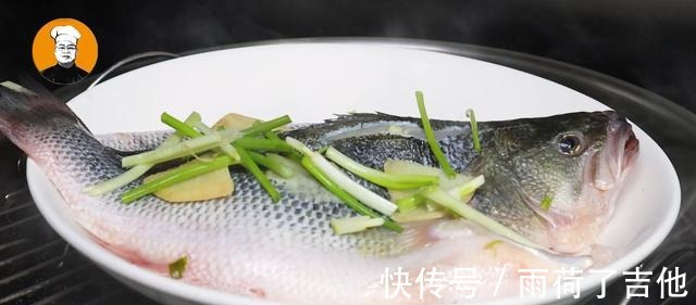 清蒸鲈鱼时，切记不要放盐和料酒，教你正确做法，鱼肉鲜嫩无腥味！