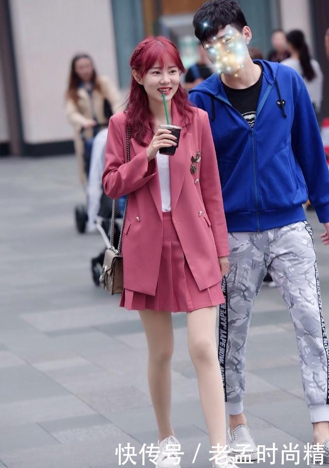 街拍:选用色彩亮丽时尚的穿搭,轻松演绎青春浪漫造型美感