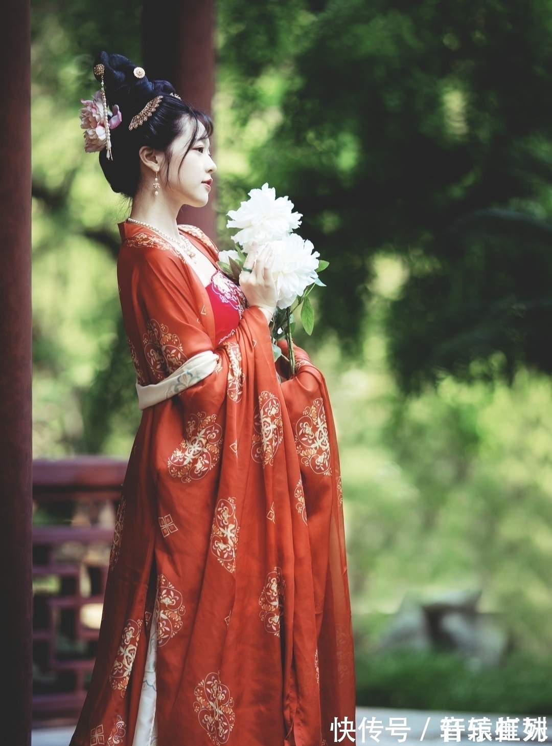 梨园&七绝·十二首丨几张人面如花瘦,几次多愁善感时?