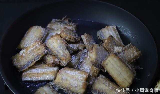 煎带鱼时，万不可直接下锅！多做这1步，鱼皮不破还省油，没腥味