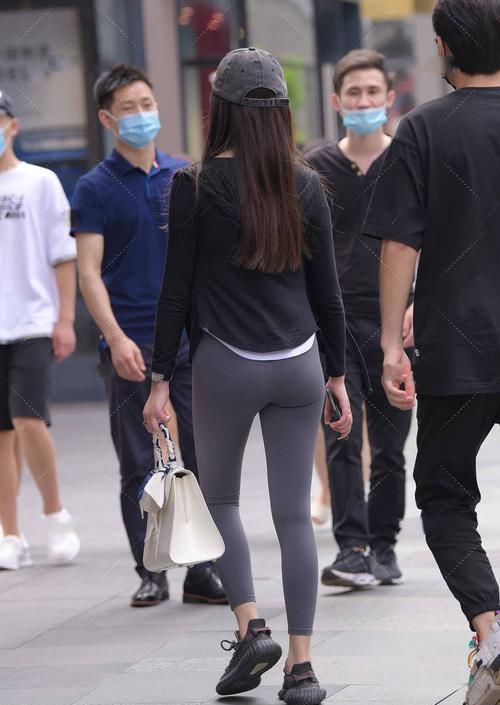 灰色|一身休闲穿搭，搭配灰色鸭舌帽彰显风采，时尚有活力