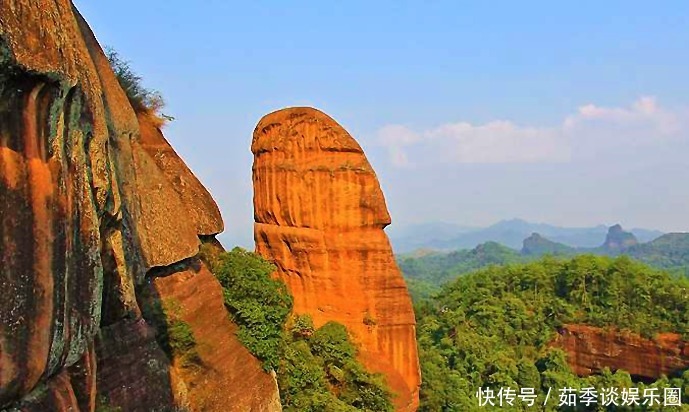 丹霞山迷人的地貌，吸引了不少外国游客慕名而来，令她们惊叹不已