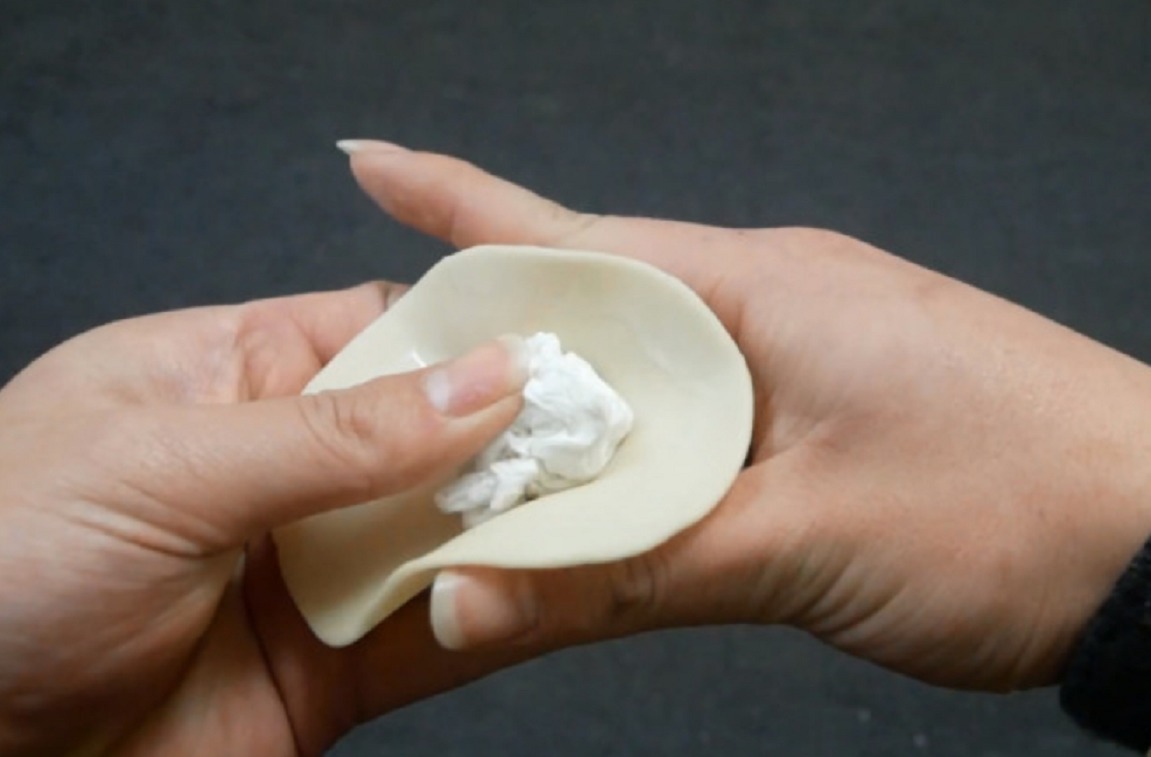 包饺子最快速的方法,一步就完成,外形好看还煮不破,赶紧学学