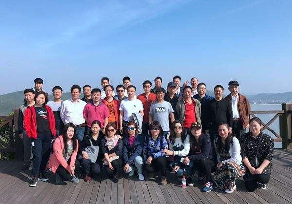 公司组织出国旅游，可是没想到，旅游回来之后员工纷纷离职