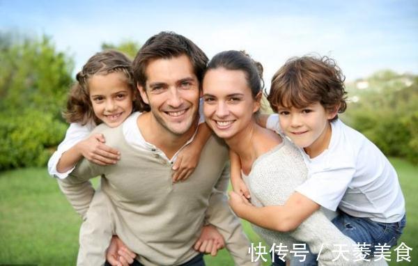 奶爸|地铁上佛系奶爸带娃照片火了,笑翻一片网友:爸爸带娃,活着就好