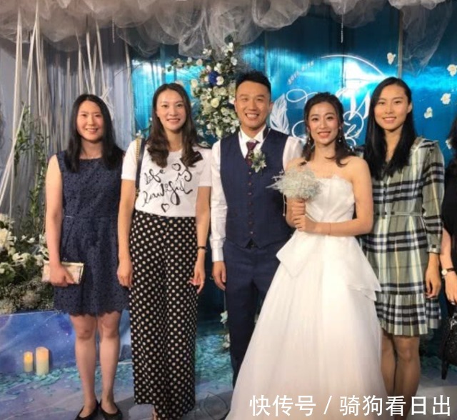 夫妻相|谢杏芳挽林丹胳膊现身,两口子都花衣服还挺有夫妻相,越看越登对!
