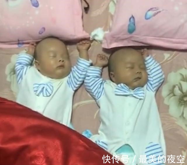 孩子|爸爸带双胞胎儿子睡觉，父子三人姿势神同步，网友亲生的没跑了