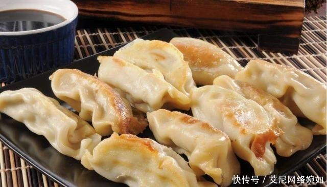 饺子皮|包饺子别用手捏了，教你正确做法，快速不脏手五分钟一屉