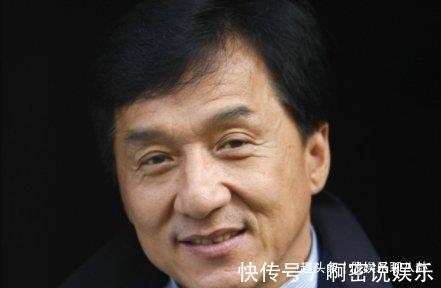 节目录制失控,何炅离席,成龙一脚踹向主持人,网友却说解气