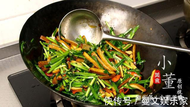 做法|1把韭菜，1块香干，做法简单，5分钟就学会，开胃又下饭