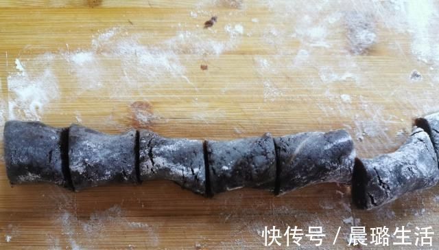 一碗糯米粉，开水烫一下，真的是太好吃了，我家一周做三次，过瘾