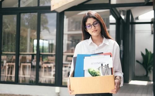 她毕业四年跨专业考研获第一，现成首位女实习舰长，撒贝宁都佩服