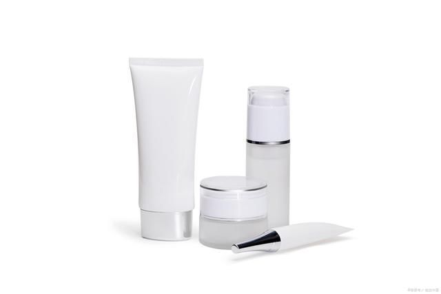 产品|日常护肤产品是应该用不同品牌系列混合用，还是同一品牌系列用?