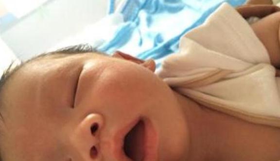 生命体征|宝宝出生先别着急吃第一口奶,这两件事做了,他的生命体征更稳定