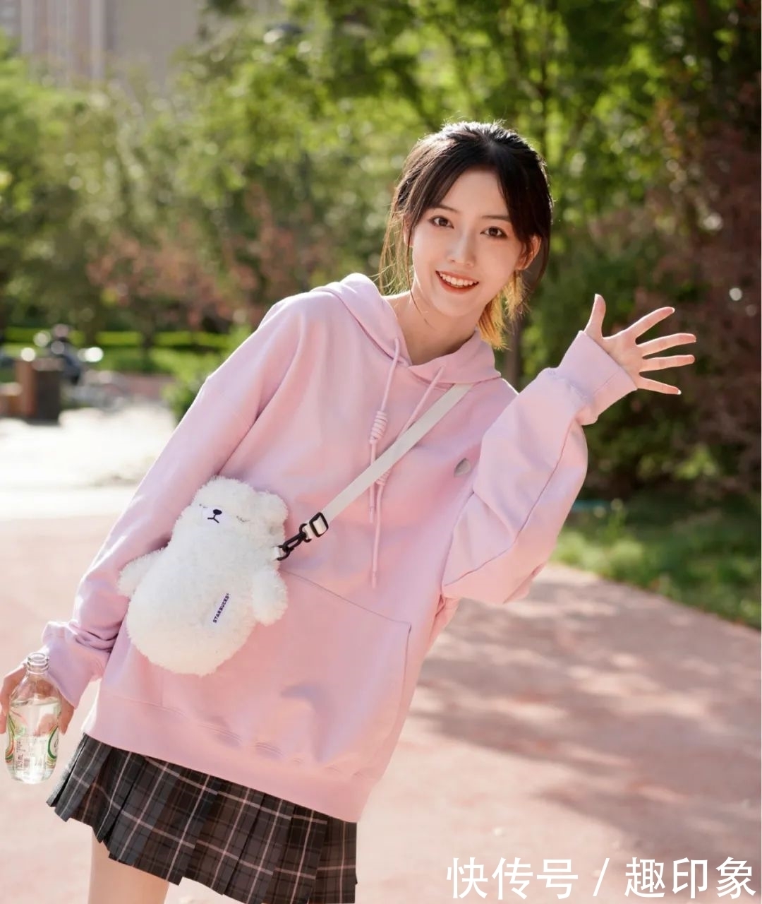 薄卫衣+半裙、衬衫+马甲，这才是今春最潮穿搭