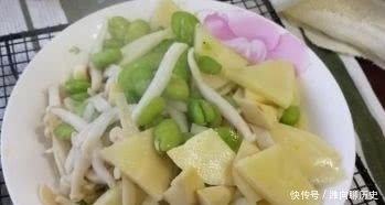  倒入|这道菜不常见，隔三差五吃一点，营养全面，清爽又美味！
