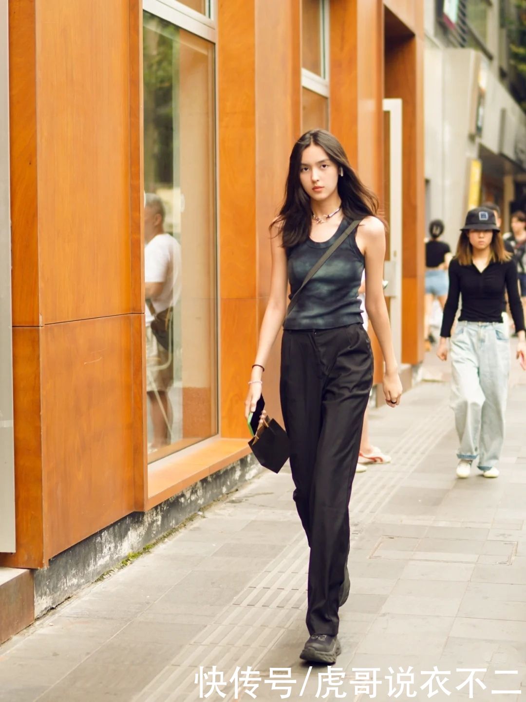 长裤|看了上海姑娘的街拍，终于明白黑色才是夏季“C位担当”，好时髦