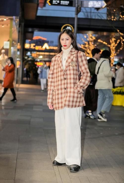 出街这样穿准没错，小家碧玉的感觉，太适合春天了