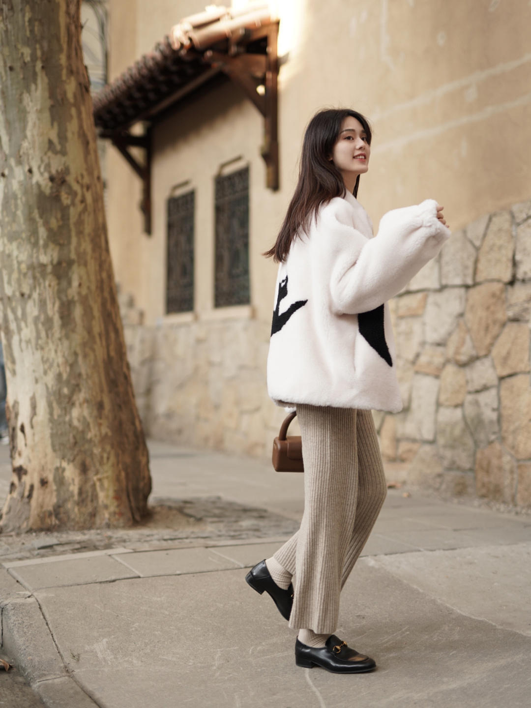 黑色 “毛绒外套”冬季必备单品,入冬这么穿优雅好看,帮你打造好气质