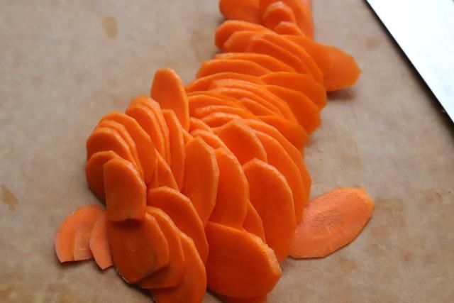 软香|跟妈妈学了个胡萝卜的新吃法,软香不上火,头一次做就成功了