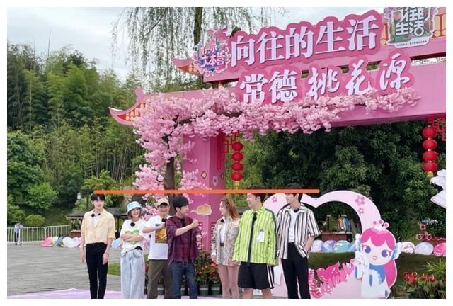 时代俊峰|173宋亚轩与172何炅同框,身高差明显,谎报身高地站出来