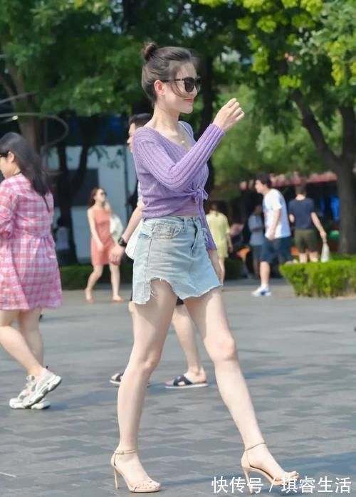 一字带|面如桃花，肌赛霜雪，紫色半透明针织衫配牛仔短裙的惊艳性感穿搭