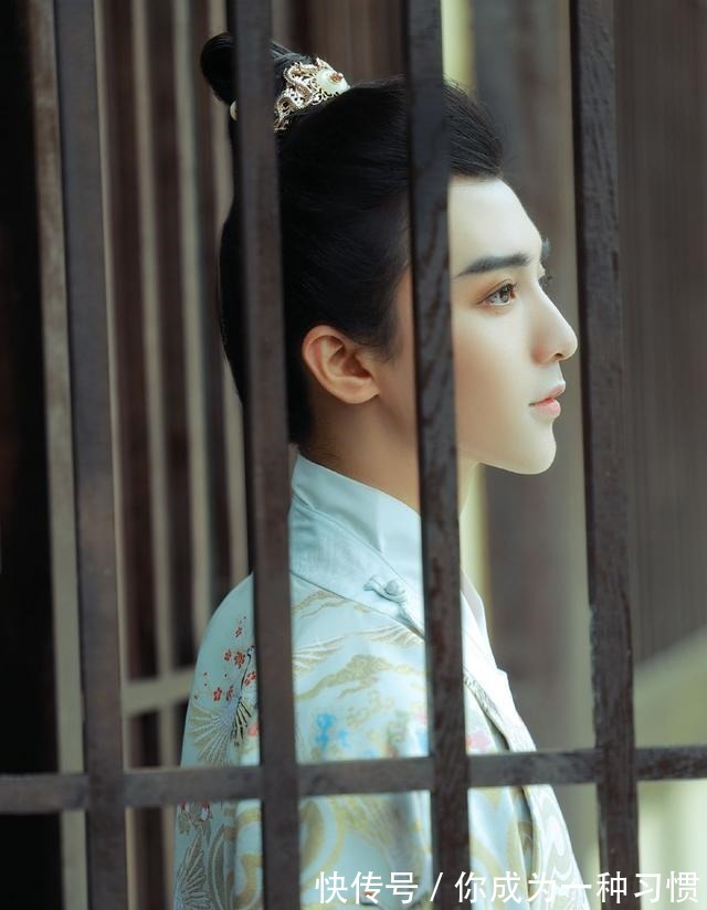 可可#鹤川颜值真高,穿汉服好有“温柔王爷范”,小说里的男主有脸了!