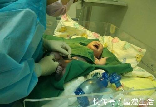 90后|90后体验水中分娩丝毫不紧张,分娩时能说笑,产后第一时间抱娃