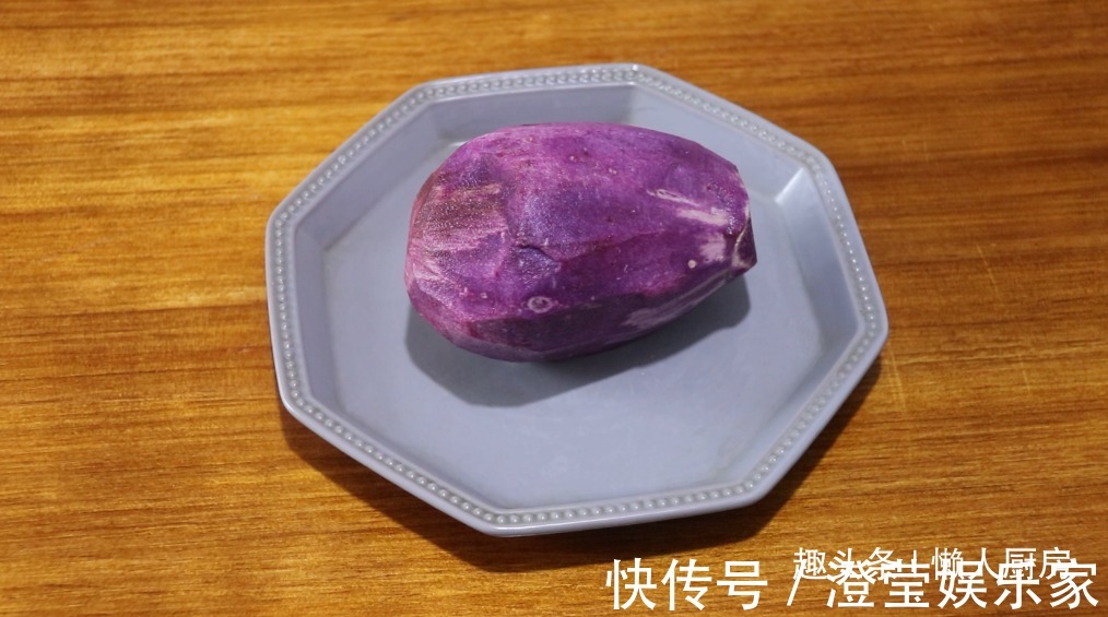 炸一炸|紫薯别只会蒸着吃了,1个紫薯,一勺淀粉,炸一炸比薯片还好吃