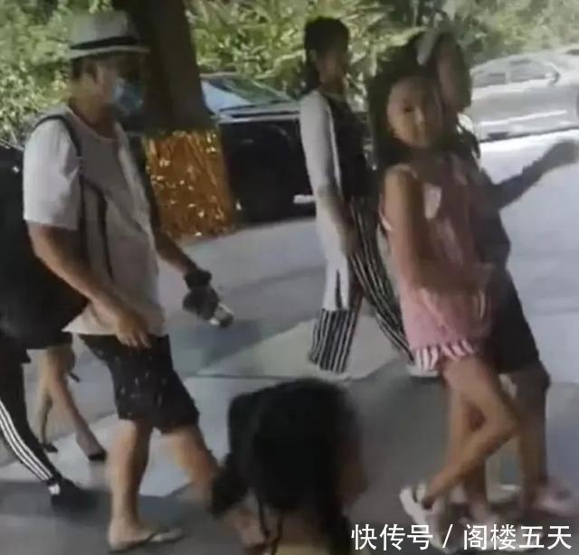 张嘉译携妻女出门聚餐,9岁张译心皮肤黝黑,