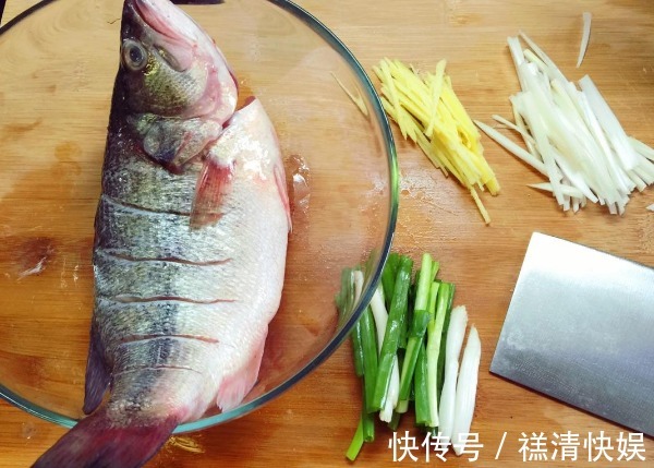 鲜嫩|做清蒸鱼，全程不要用盐和料酒，学会厨师这一招，鱼肉鲜嫩无腥味