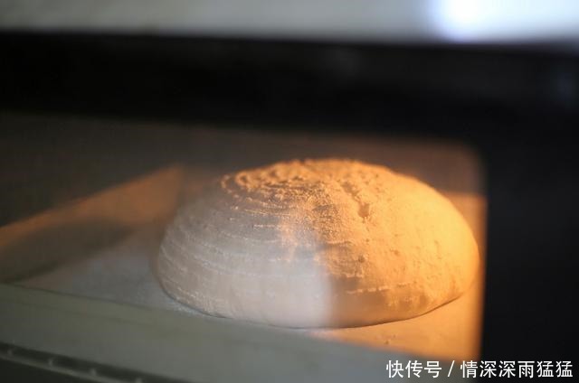 它是欧洲人的主食面包之一,只需2种材料就能做,健康美味有嚼劲