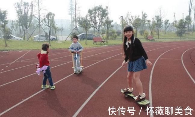 态度|“妈妈给我玩手机!”,两个家庭对手机不同态度,决定孩子的未来