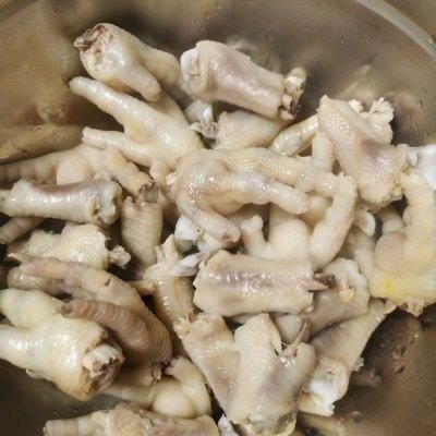 好吃不贵的酱香鸡爪做法，超级入味，老人小孩都爱吃