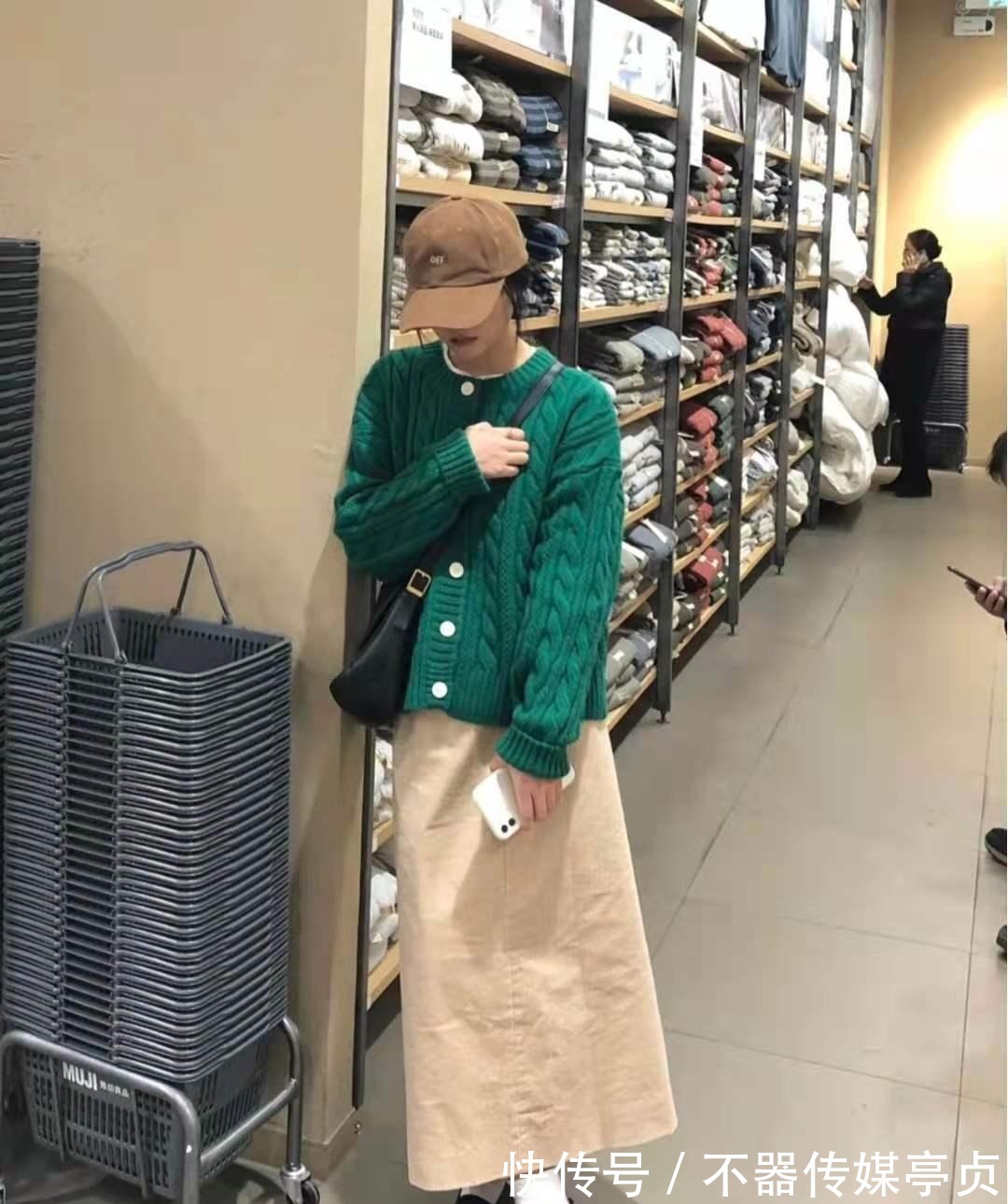 毛衣|杏色半身裙搭配什么上衣才好看
