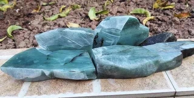 挂件珠子小|任性料主拿下翡翠料子自己雕刻,成品让人苦笑不得,气的直接扔了