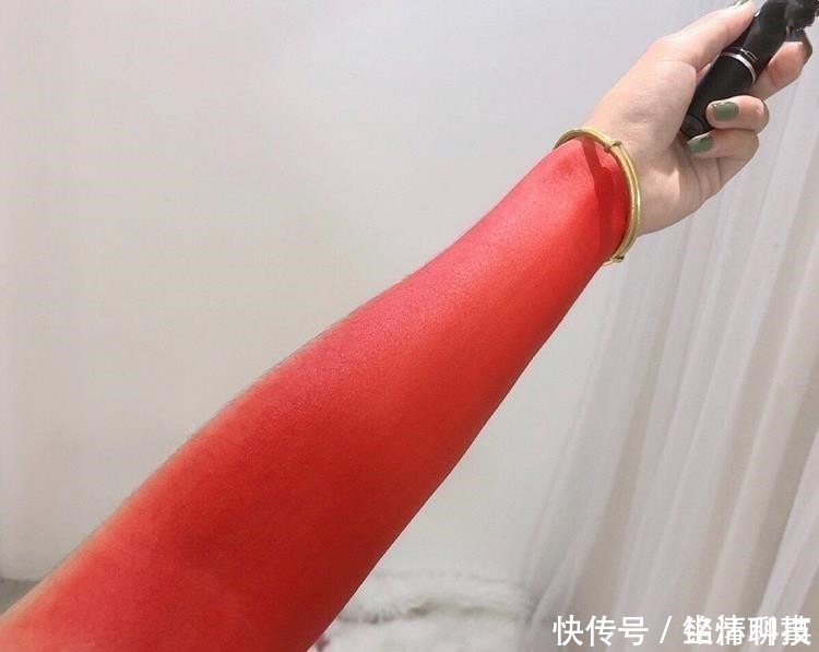 同时段 有种炫富叫口红试色,手背、手臂都不算啥,直接换肤才叫厉害