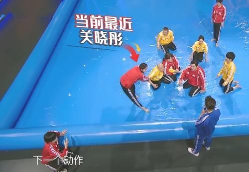 宋亚轩正在为嘉宾拍照，谁注意他拍照的姿势？是对王牌家族最大的尊重