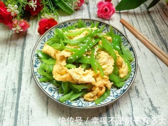 尖椒炒鸡蛋第1步放油就错了，难怪不嫩不香，看大厨教你正确做法