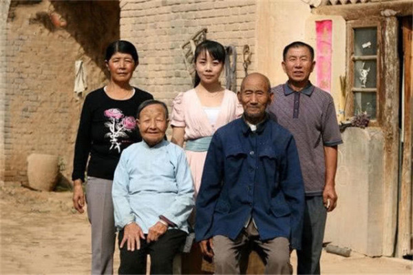 山丹丹花开红艳艳|嫁经纪人后回农村,半夜抱怨带娃辛苦,王二妮到底经历了什么