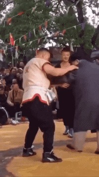 |搞笑GIF:哥们有你这样坐席的吗,你考虑过别人的感受吗