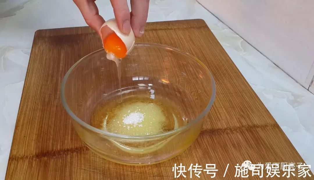 2勺面粉，1个鸡蛋，筷子搅一搅，做法比油条简单，比麻花都好吃